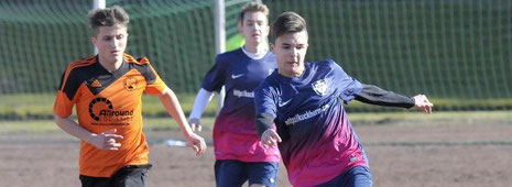 Sie spielten jüngst noch in der Leistungsklasse: Die B-Junioren von BW Fuhlenbrock (blau) und des VfB Bottrop.                       Foto: Winfried Labus