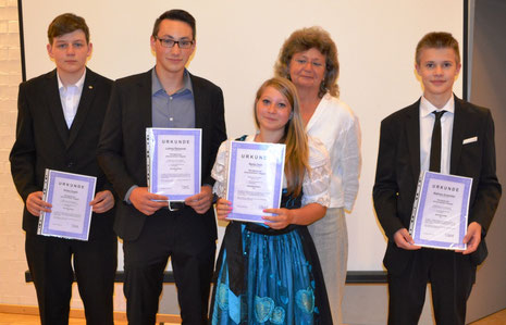 Die für ihr Engagement geehrten und nun entlassenen Schülerlotsen Stefan Angeli, Matthias Greilmeier, Ludwig Ramsauer und Nadia Dein mit Konrektorin Friedrich (ram)