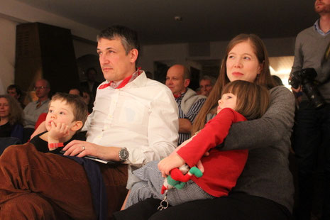 Und wieder entspannt: Christoph Nufer (ehemalige Brüssel-Korrespondent des Schweizer Fernsehens) mit seiner Familie beim Betty Legler Konzert