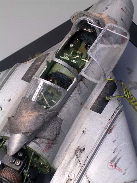 Blick in das geöffnete Cockpit. beachte die starken Verwitterungsspuren an der Aluminiumhülle.