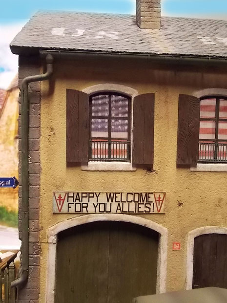 In den Fenster und auf dem Dach US-Flagge und Fliegersichtkennung.