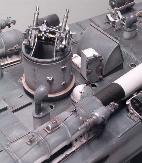 Startkompressor für Torpedorohr und Blick auf Munitionsführung der Vickers-MG.