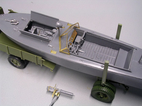 Der filigrane Führerstand mit den Ätzteilen , Anker aus Zinnteilen, geöffnetem Motordeck.