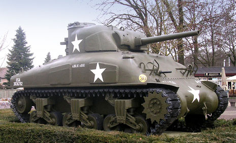 Vor dem Eingang des Parks wartet ein Sherman M4, späte Ausfürhugn mit gegossener Wanne und Zusatzpanzerplatten.