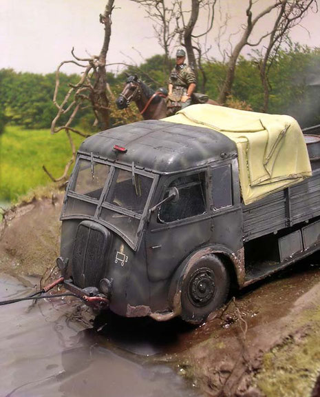 Natürlich haben die französischen Beute-LKW nicht die entsprechende Bodenfreiheit für ein so schweres Gelände.