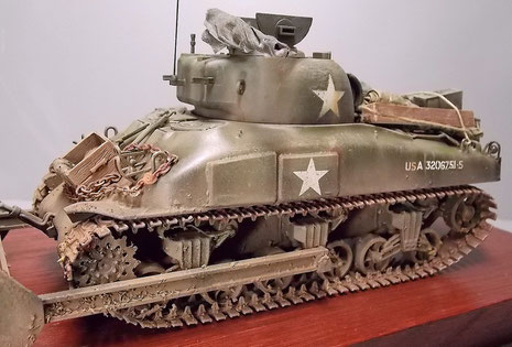 Der Sherman verfügt über die seitliche Zusatzpanzerung für die Munitionsaufnahmen ("Wet Sherman")