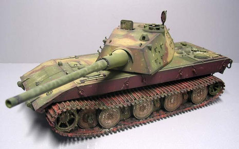 Mit der 128mm Kanone wäre der E-100 sicher in der Lage gewesen, Feindpanzer bis zu 3000 Metern zu bekämpfen.