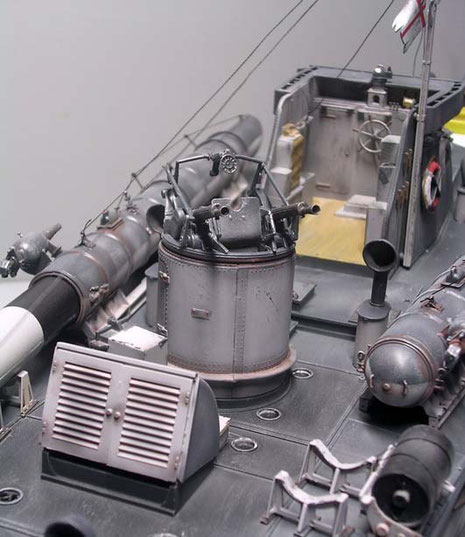 Auf der Back der Vickers-Zwillingsturm, der elektrisch angetrieben wurde.