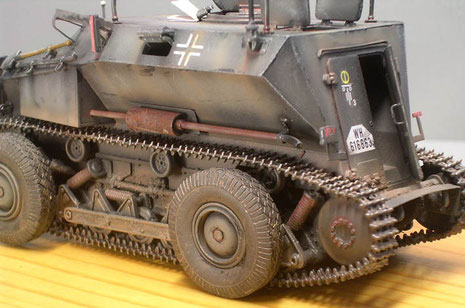 Links am Panzeraufbau die lange Auspuffanlage.