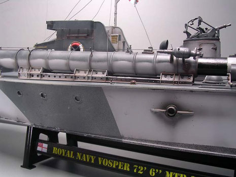 Die großen Kühlwasseraustrittsrohre beherrschen den Rumpf. Beachte das Tarnmuster auf den Torpedorohren.