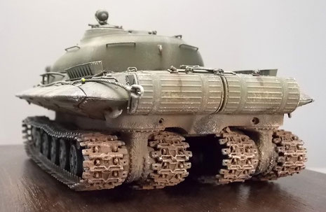 Wuchtige Heckpartie mit den beiden Zusatztanks und den jeweilen Kettenpaaren mit ihren beiden Antriebsstängen.