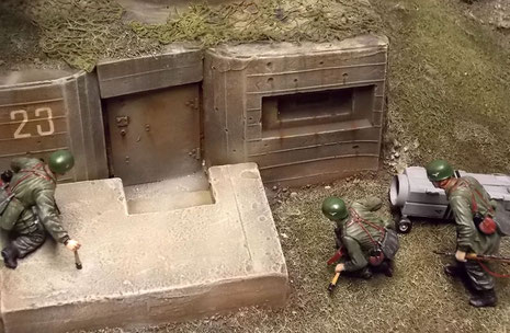 Die Details des Bunkers mit Schiesscharten und Nummerierung wirken sehr authentisch.