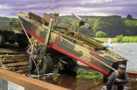 Auch das in Tarnfarben gehaltene Motorboot passt nun gut in die "Umgebung".