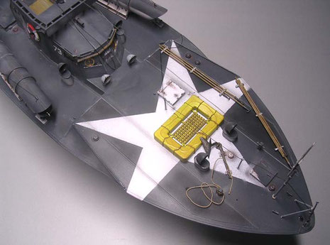 Unter der Rettungsinsel der großformatige Allierten-Stern als Fliegererkennung.