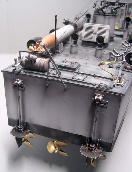 Die Ruderanlage führt über mechanische Kraftübertragung in den Schraubenstrom.