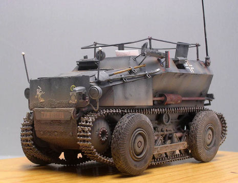 Kühler ist vorne mit einer zusätzlichen Bugpanzerplatte geschützt-vorne links eine Staukiste für Werkzeug.