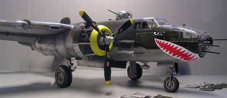 Die Maschine hat die Kennzeichen und Markierungen eines Bombers der USAF im Mittelmeer 1943