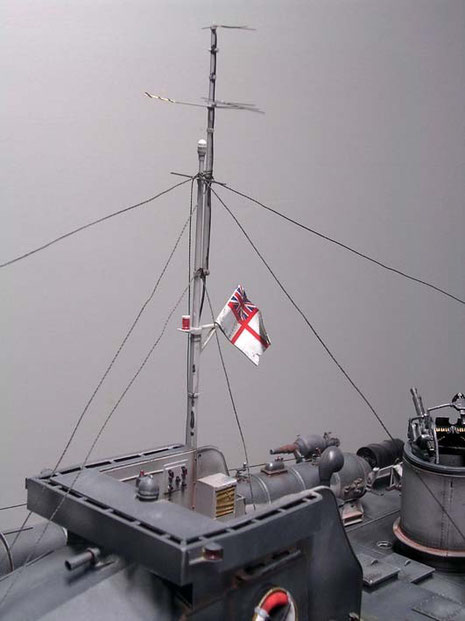 Filigraner Mast mit Radaranlage aus Ätzteilen.