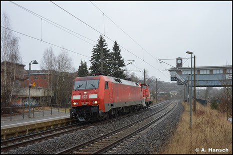 152 091-5 überführt am 18. Januar 2022 die nach Rangierunfall leicht ledierte 362 517-5 von Dresden-Friedrichstadt nach Halle. Ich erwischte den als T 76060 verkehrenden Lokzug am Hp Chemnitz-Hilbersdorf