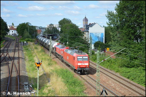 Vor 077 023-5 ist 145 004-8 in Diensten der MEG am 3. Juli 2019 mit dem Leerzement nach Rüderdorf unterwegs. Da dieser über Chemnitz umgeleitet wurde, konnte er bei der Durchfahrt durch den Südbahnhof auf ein Bild