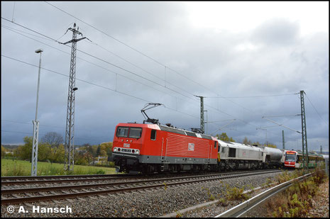 143 175-8 (MEG 609) hat am 27. Oktober 2017 Vorspann vor 077 012-8. Gemeinsam befördern die Loks den Leerzementzug aus Regensburg. Dank Umleitung konnte die Fuhre in Chemnitz-Furth dokumentiert werden