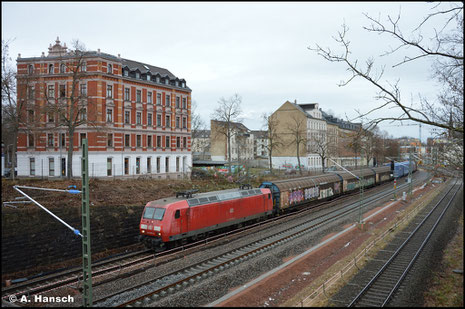 Wegen einer Umleitung zieht 145 062-6 ihren Autoteilezug am 03. Februar 2021 durch´s Chemnitzer Stadtgebiet gen Glauchau