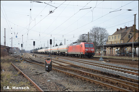 Am 19. Februar 2018 zieht 145 069-1 einen stattlichen, gemischten Güterzug durch Leipzig-Wiederitzsch