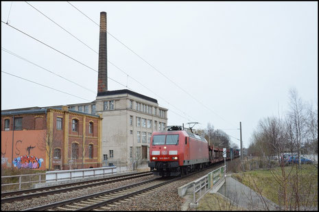 145 066-7 passiert am 20. Februar 2016 mit GA 52811 nach Mosel die ehemaligen Wanderer-Werke an der Messe Chemnitz in Chemnitz-Schönau