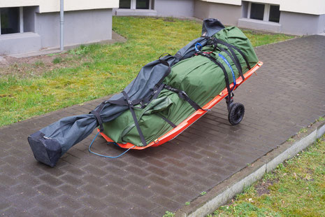 Die gesamte Ausrüstung auf der Pulka (hier ca. 50 kg) auf dem Weg zur Straßenbahn.