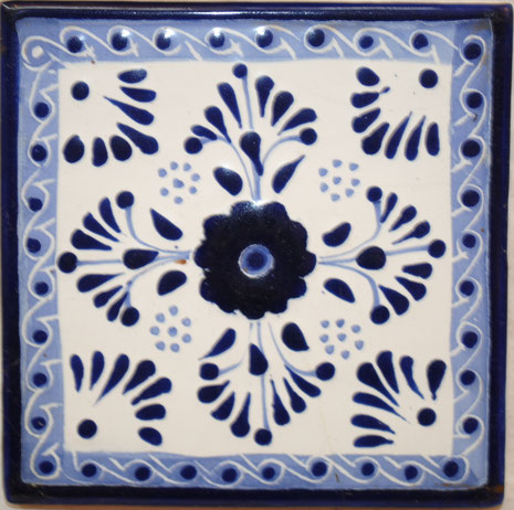 Azulejo Talavera de Puebla en Medida de 10.5 x 10.5 cm. aproximadamente.