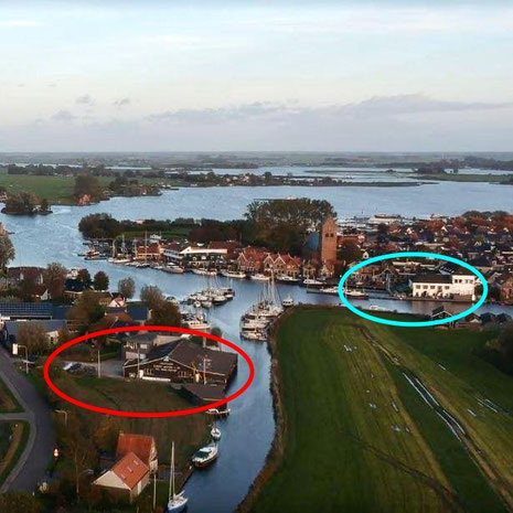Luchtfoto van Grou : links Jachtwerf Albert Wester & Zn (rood omcirkeld) schuin tegenover Hotel Oostergoo (blauw omcirkeld)