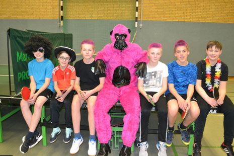 Hatten zusammen Spaß an der Karnevalsaktion: (v.l.n.r.) Lennard, Lars, Luis, Trainer Florian Felke, René, Mika und Luca