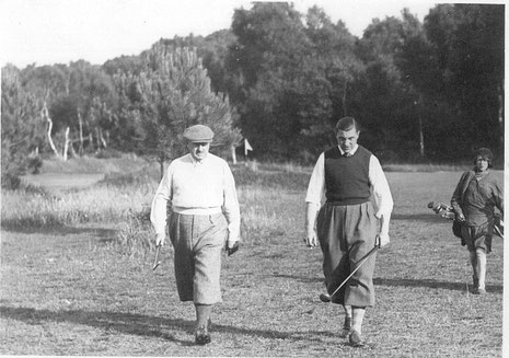 Un couple de golfeurs et leur petit caddy : certains d'entres eux, à peine âgés de 10 ans, portaient des sacs contenant jusqu'à 15 clubs.