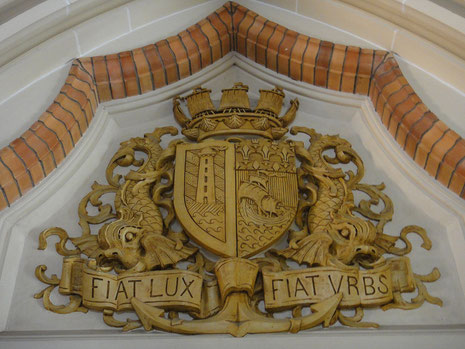 Les armoiries de Paris-Plage gravées au dessus de la porte de la salle du conseil municipal