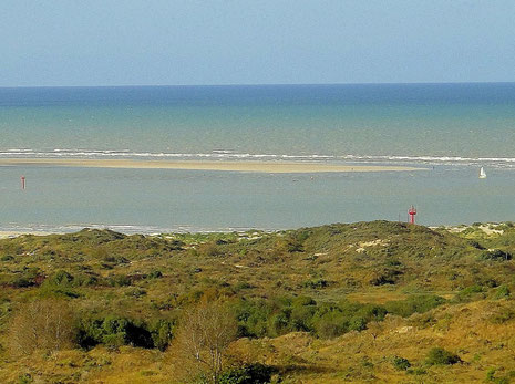 Le phare d'Armand et le phare submersible de la baie de Canche vus depuis le sommet des dunes de Camiers