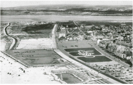 Photo aérienne des années 1960 : la route en corniche offrait une vue panoramique sur la plage, formant une corniche dans les dunes, comme son nom l'indique
