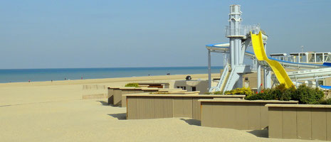 Le plongeoir des années 1950 de l'ancienne piscine de Paris-Plage préservé au coeur des installations de l'Aqualud - vu depuis la plage