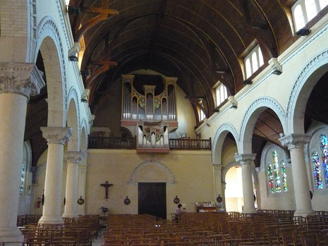 La nef de l'église Jeanne d'Arc, avec la porte dominée par l'orgue