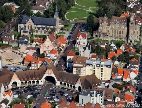 Le triangle architectural formé entre le marché couvert, l'église et l'hôtel de ville, inspiré du projet de Mayville