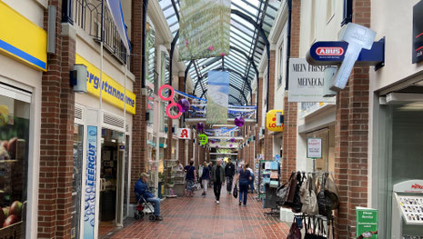 Kunden in der MOORBEK PASSAGE in Norderstedt-Mitte