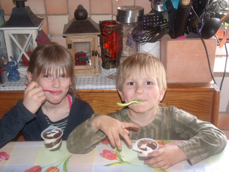 Jaimy und Jayden freuen sich über ihren Pudding