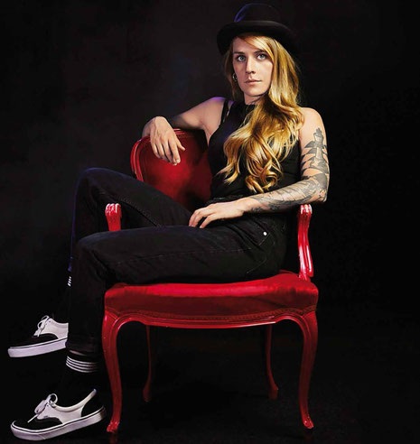 Ihre unter die Haut gehenden Songs thematisieren gesellschaftliche Tabus, was ihr in der Liedermacherszene große Anerkennung eingebracht hat. Am 27. Juli steht für Laura Braun ein Heimspiel beim Freiburger "Zelt-Musik-Festival" an. Foto: Promo