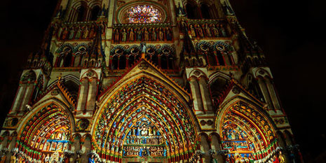 Cathédrale la nuit projections polycrhomes © Création Skertzo pour Amiens Métropole_CDT Somme-PC