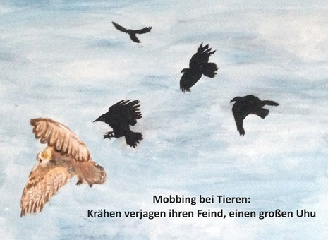 Mobbing bei Tieren: Krähen verjagen ihren Feind, einen großen Uhu. Acrylbild von Claudia Pichler