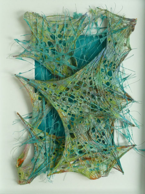 'turquioise tension I' , pigmentierte Abakafasern über gespannte Gewebe und Fäden geschöpft, mit Rahmen 50 x 40 cm