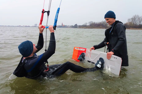 Volker Kramer hilft bei ersten Stehversuchen auf dem Kite-Board (Oceanblue Watersports)