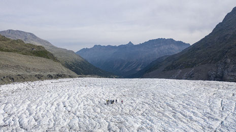 Forschungsgruppe an der Wetterstation auf dem Morteratschgletscher - © Foto: Mayk Wendt
