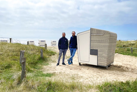 Thomas Sauer (links) und Torsten Sauer (rechts), die Entwickler der Korbsauna stellen die erste Korbsauna auf der Watt`n Insel in Büsum auf.