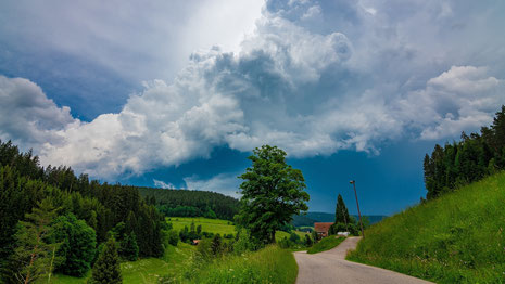 Gewitter können vor allem in den Bergen schnell zur Gefahr werden. Wer von einem Unwetter bei der Wandertour überrascht wird, sollte unverzüglich eine Schutzhütte aufsuchen oder die Schutzhaltung einnehmen.