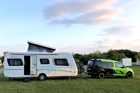 Da Wohnwagen oft selten bewegt werden, sind überalterte Reifen ein häufiges Problem